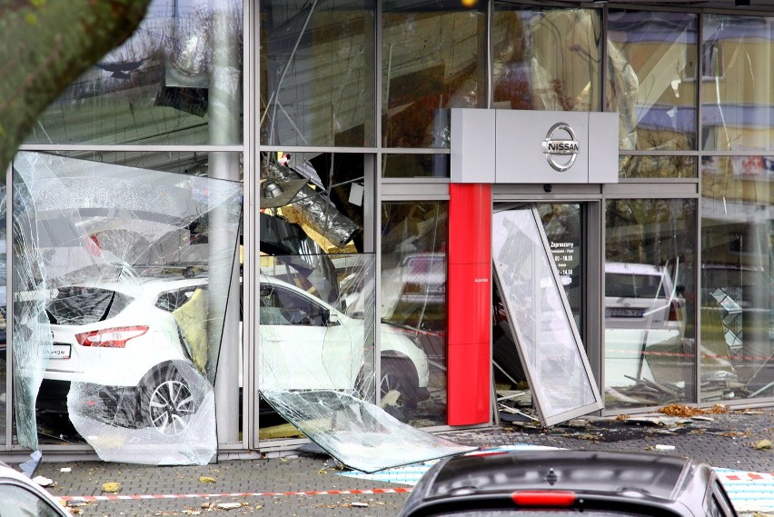 Zawalił się dach salonu Nissana w Lublinie. Jest śledztwo