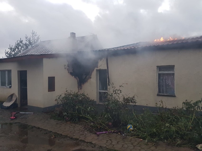 Rodzina z trójką małych dzieci w gminie Czarna Dąbrówka straciła w pożarze wszystko