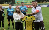 Gabriela Kwitkowska wylicytowała koszulkę Siarki Tarnobrzeg z podpisami, pomogła choremu piłkarzowi [ZDJĘCIA]