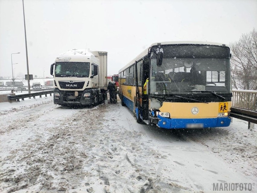 Wypadek autobusu przewożącego dzieci. Na obwodnicy Opola pojazd zderzył się z ciężarówką. Droga jest zablokowana