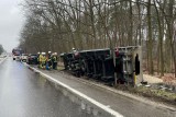 W Pędzewie między Bydgoszczą a Toruniem przewróciła się ciężarówka [zdjęcia]
