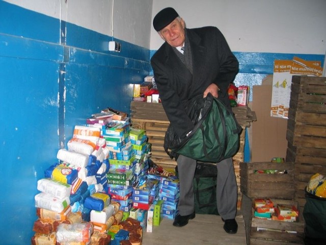 Mimo trudnych czasów, mieszkańcy naszego regionu kolejny raz udowodnili, że potrafią się dzielić &#8211; przyznaje zadowolony Czesław Łuszczki, prezes Tarnobrzeskiego Banku Żywności, który sortuje część zebranej żywności.