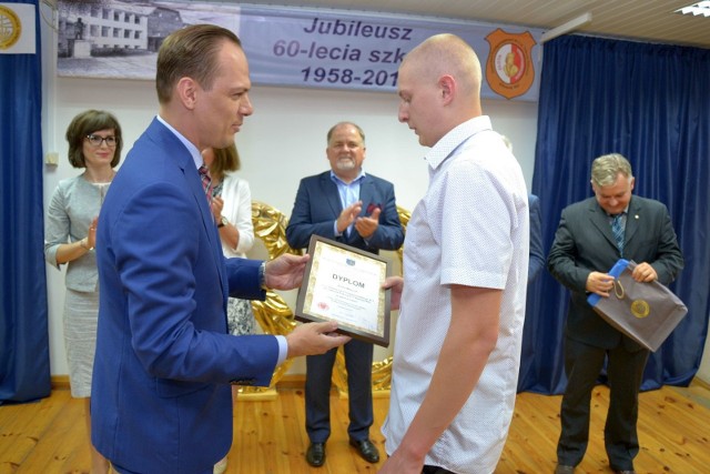 Poseł Rafał Weber wręcza dyplom uczniowi stalowowolskiej budowlanki, który zajął trzecie miejsce w konkursie