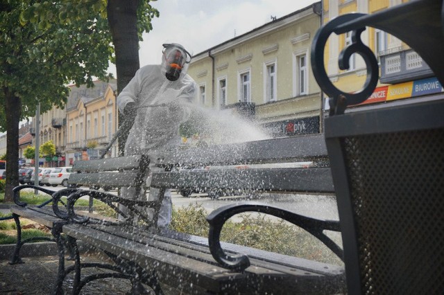 Dezynfekcję przeprowadzono w miejscach, w których spaceruje najwięcej częstochowian.Zobacz kolejne zdjęcia. Przesuwaj zdjęcia w prawo - naciśnij strzałkę lub przycisk NASTĘPNE