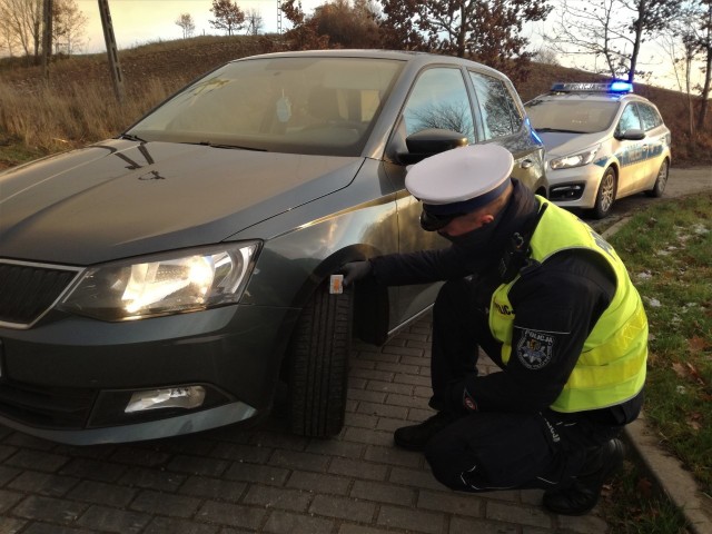 Policjanci apelują do kierowców o rozwagę oraz kontrolowanie i dbanie o stan techniczny pojazdów.