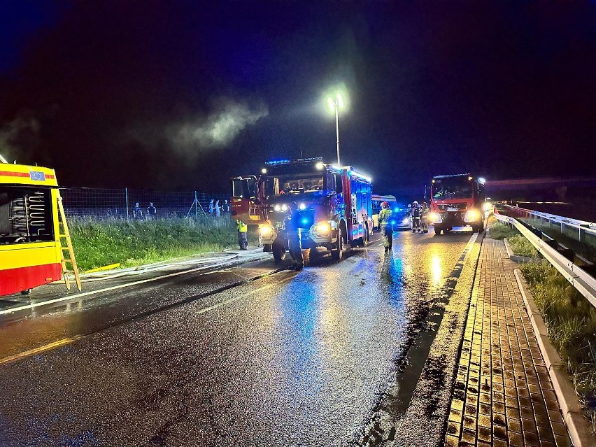 Pożar autobusu miejskiego na trasie S7 w miejscowości Gruszka. Kierowca zdołał uciec