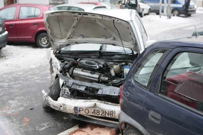 Poznań: Policyjny pościg na Matejki. Cztery osoby ranne, sześć aut rozbitych! [ZDJĘCIA]