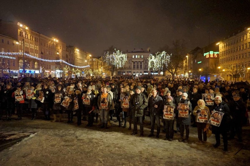 Czarny protest kontra "Poznań dla życia" na placu Wolności. Nie obyło się bez incydentów [ZDJĘCIA]