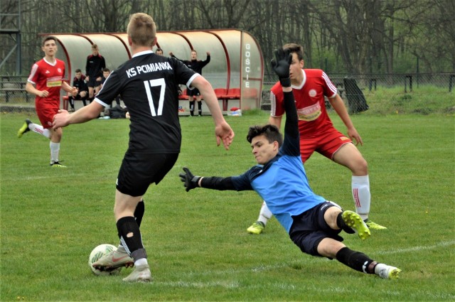 Soła Oświęcim - Pcimianka Pcim 1:2, w małopolskiej lidze juniorów młodszych. Sytuacja poprzedzająca zdobycie przez gości drugiej bramki; Olaf Przewoźnik broni strzał Piotra Kolbiarza, ale po chwili mający przed sobą pustą bramkę Daniel Pandyra trafi do siatki.