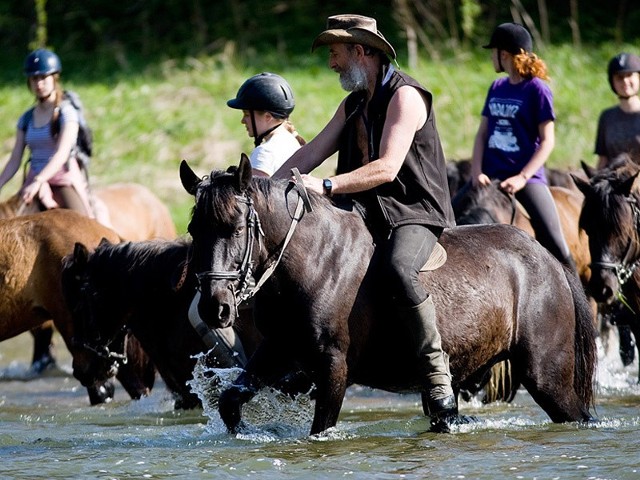 Przepęd koni w BieszczadachMalowniczą przeprawą przez San i wspinaczką na Otryt zakończył się szósty przepęd młodych koni pochodzących ze Stadniny Koni Huculskich Tabun w Polanie.
