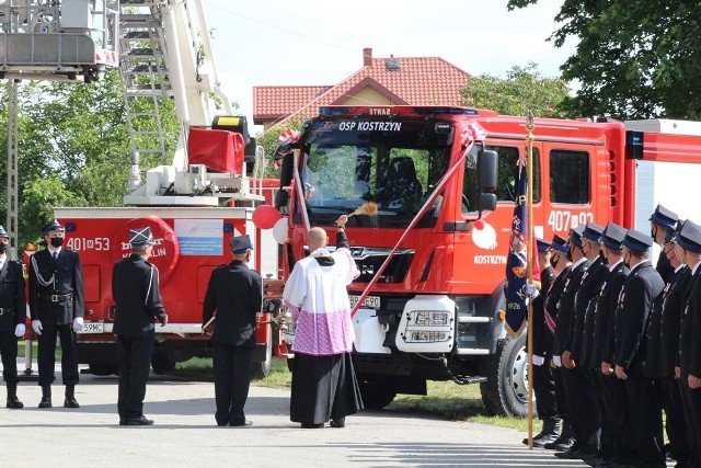 Strażacy z Ochotniczej Straży Pożarnej w Kostrzyniu otrzymali nowy sprzęt. Oficjalne przekazanie wozu odbyło się w minioną niedzielę.