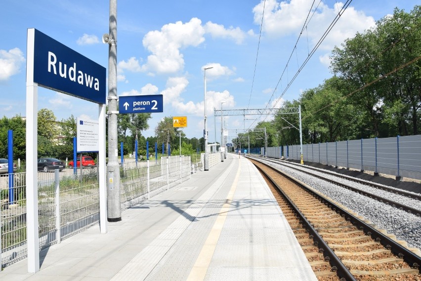 Nowy peron kolejowy w Rudawie. A w Krzeszowicach przesiadka z pociągu na autobus