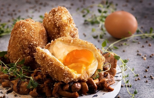 Jajo na kurce to pomysł na nietypową potrawę na wielkanocne śniadanie. Zrób, a goście będą zachwyceni.