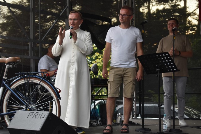 Misjonarz ksiądz Wiesław Podgórski na pikniku Radosne Misyjne Granie