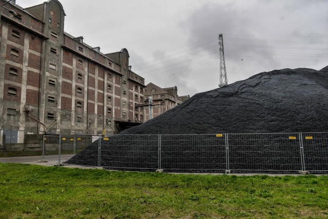 Od kilku dni mieszkańcy Nowego Portu zwracają uwagę na hałdę czarnej substancji na terenie należącym do Portu Gdańsk.