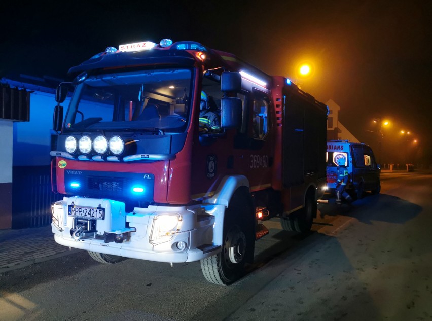 Wypadek w Nakle. 48-letni kierujący volkswagenem passatem uderzył w betonowy przystanek [ZDJĘCIA]