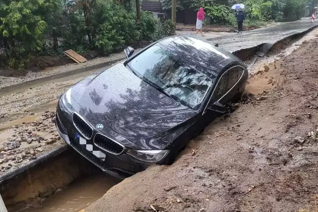 Do niecodziennego zdarzenia doszło w miejscowości Dominice (powiat leszczyński). W wyniku silnej ulewy i gwałtownego prądu spływającej wody, asfalt na drodze, na której wymieniana jest nawierzchnia uległ podmyciu.Przejdź do kolejnego zdjęcia --->