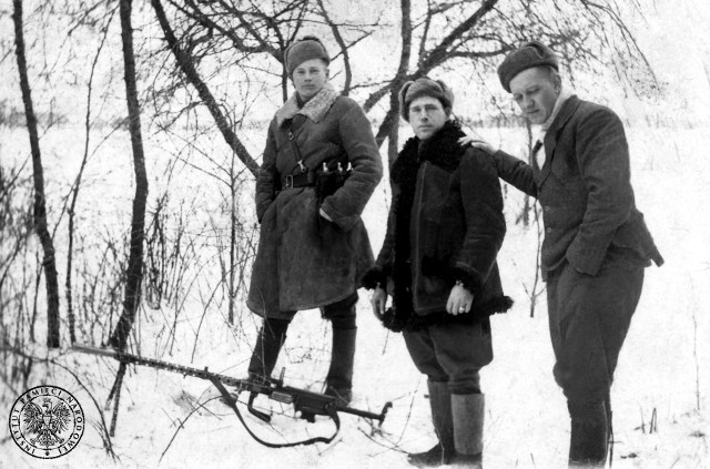 Od prawej stoją: ppor. Leon Taraszkiewicz „Jastrząb”, plut. Piotr Kwiatkowski „Dąbek”, plut. Zdzisław Kogut „Ryś”. Kułaków, styczeń 1946 r.