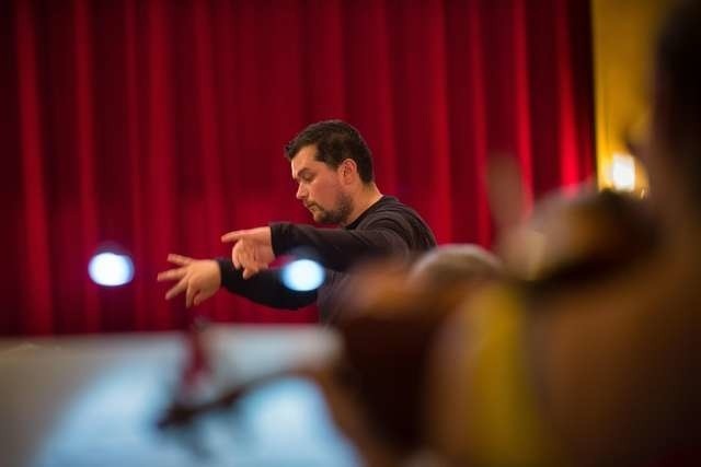Dyrygent Maciej Sztor, niezrównany interpretator amerykańskiej muzyki filmowej, podczas próby z Toruńską Orkiestrą Symfoniczną