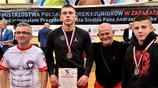 Dwa medale - srebrny i brązowy - to dorobek zapaśników z regionu na mistrzostwach Polski juniorów w stylu wolnym, które odbyły się w Siedlcach.