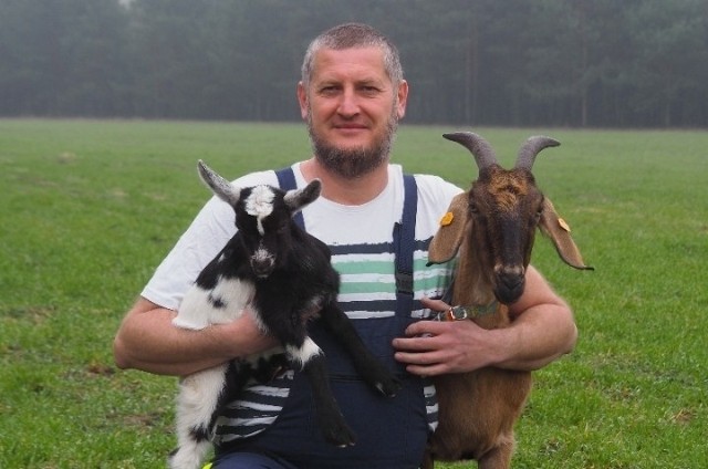 Andrzej Miszewski mieszka w Zabagniu, w rodzinnym gospodarstwie. Zajmuje się między innymi hodowlą kóz.
