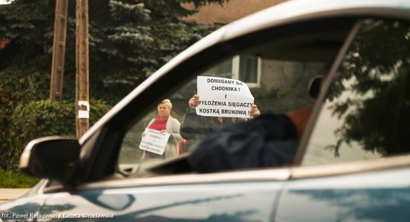 Wrocław: Mieszkańcy Zakrzowa protestowali i blokowali ulicę (ZDJĘCIA)