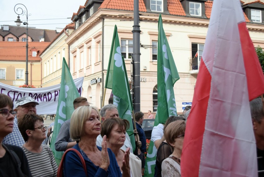 Protest w obronie sądów. "Za PRL wszyscy podlegali jednemu systemowi. Od tego się uwolniliśmy"