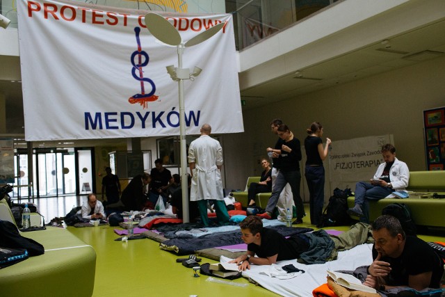 Akcja wypowiadania klauzul opt-out przez lekarzy w całej Polsce jest kontynuacją głodówki rezydentów