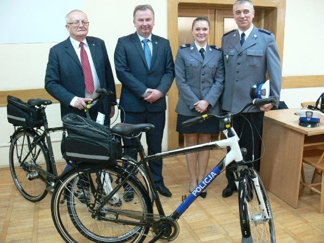 Skarżyscy policjanci otrzymali od władz gminy Bliżyn dwa rowery. Będą ich używać dzielnicowi.