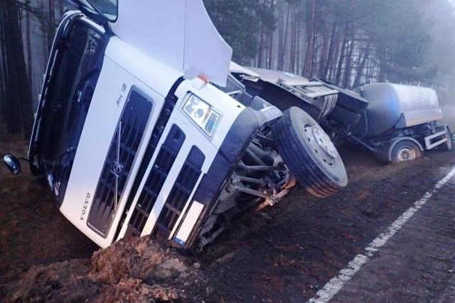 Do wypadku doszło w środę rano na drodze krajowej nr 65. Na trasie Białystok - Grajewo w miejscowości Ciemnoszyje cysterna z mlekiem przewróciła się do przydrożnego rowu.