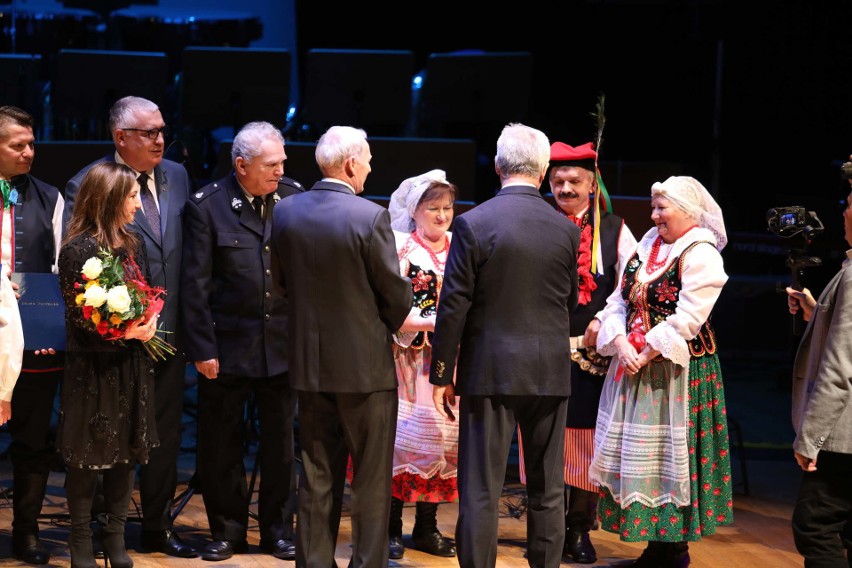 Statuetki Starosty Częstochowskiego wręczono w Filharmonii...