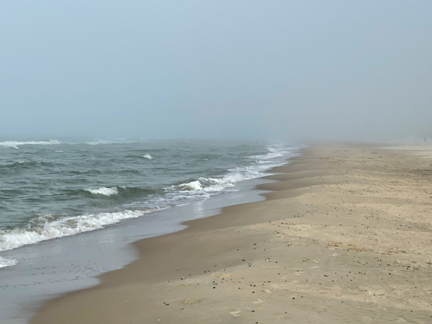 Fale i wszechobecna mgła. Tak wyglądała warszowska plaża...