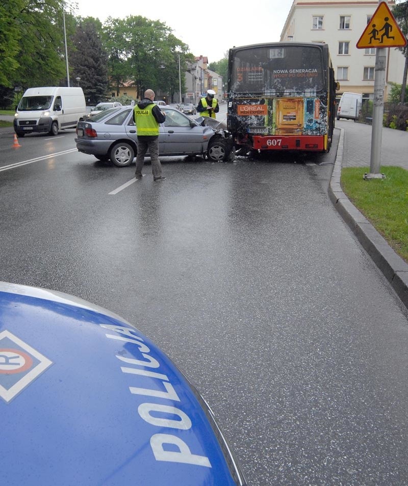 Zderzenie autobusu i forda w Rzeszowie...