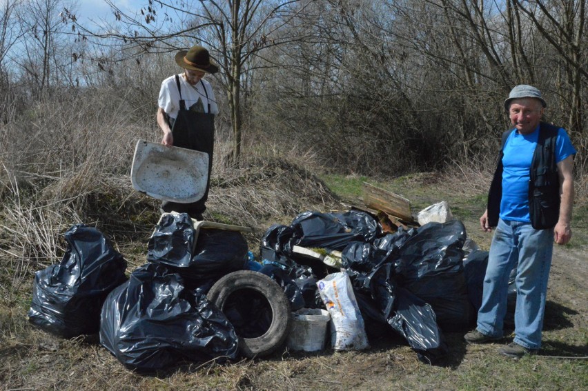 Dobczyce, Gdów. Wiosenne porządki nad Rabą. Wędkarze trafili m.in. na starą lodówkę, opony i wersalki [ZDJĘCIA]