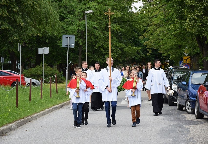 Gorlice. Ksiądz Mariusz Bilski jest już jedenastym kapłanem w młodej parafii św. Boboli. Odprawił uroczystą mszę prymicyjną