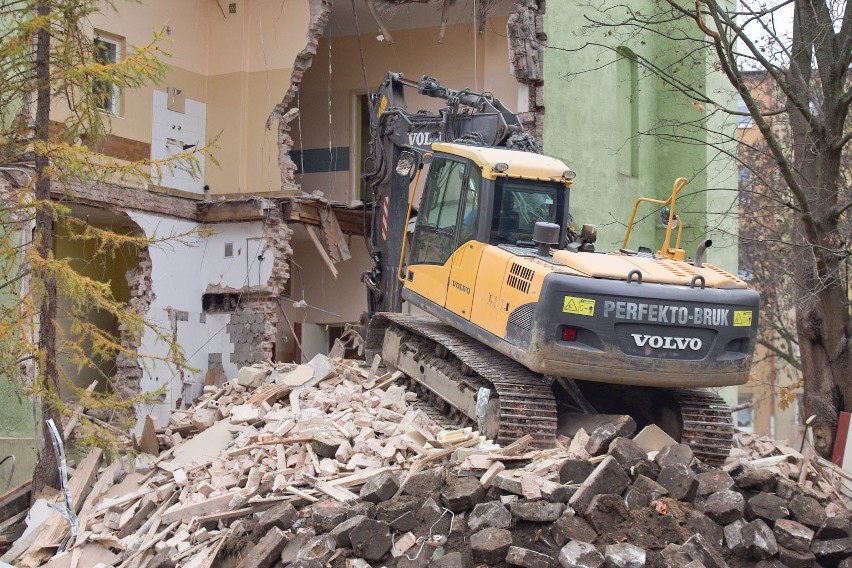 Wyburzanie dawnego szpitala psychiatrycznego w Słupsku