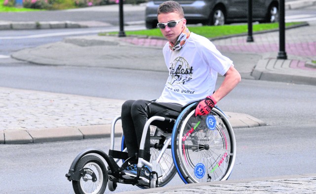 19-letni Adrian Beściak wygląda niepozornie, ale hart ducha i ogromne serce popychają go do robienia wielkich rzeczy. W tym roku jako pierwszy przejedzie całą Polskę na wózku