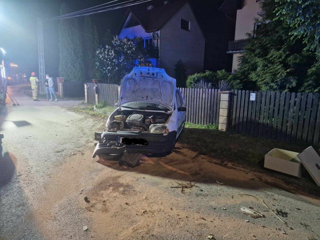 Fiat seicento zjechał z drogi i uderzył w przepust. Auto straciło koło – do takiej kolizji doszło w piątek około godziny 22 na ulicy Koszykowej w Suchedniowie.