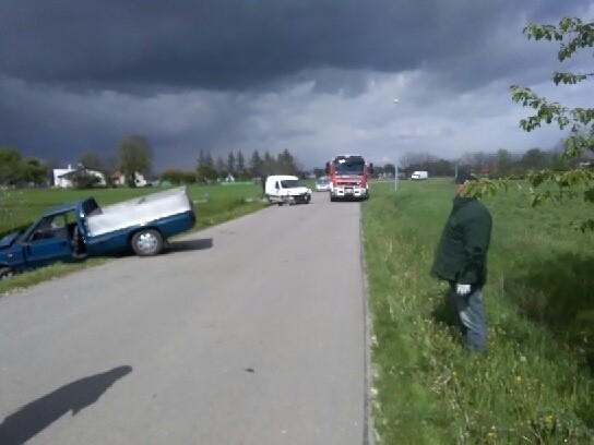 We wtorek w Tryńczy, na drodze powiatowej relacji Tryńcza-Chodaczów doszło do zderzenia dwóch samochodów.24-letni mieszkaniec pow. rzeszowskiego, kierujący peugeotem włączając się do ruchu nie ustąpił pierwszeństwa przejazdu kierującej polonezem. 31-letni mieszkanka pow. leżajskiego przewieziona została do szpitala.Policjanci poddali badania na stan trzeźwości kierujących. Byli trzeźwi. Funkcjonariusze zatrzymali dowody rejestracyjne obu pojazdów. Sprawczyni zdarzenia za rażące naruszenie przepisów ruchu drogowego policjanci zatrzymali prawo jazdy.ZOBACZ TEŻ: Wypadek autokaru w Kalwarii Pacławskiej
