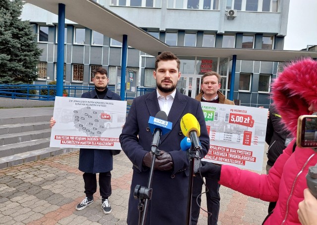 Działacze Stowarzyszenia dla Polski podczas konferencji przeciwko podwyżce cen biletów uchwalonej przez radę miasta