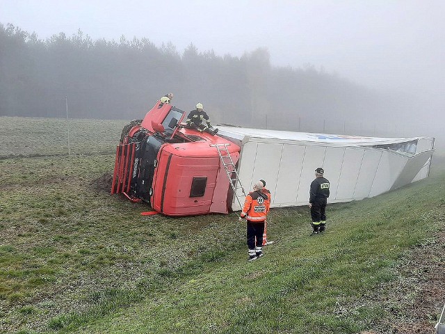 Wypadek miał miejsce w niedzielę, 10 listopada, na drodze ekspresowej S3 koło Skwierzyny. Do zdarzenia doszło około godz. 8.00 na trasie S3. Kierujący ciężarówką wypadł z drogi. Samochód przewrócił się na poboczu.Na miejsce zdarzenia wyruszyły wozy OSP Skwierzyna. W aucie na pomoc czekał uwięziony kierowca. Strażacy po drabinie dostali się do kabiny ciężarówki i wyciągnęli z niej kierującego. Na szczęście nic mu się nie stało. Na miejsce zdarzenia przyjechała policja z Międzyrzecza. Kierujący ciężarówką tłumaczył, że wyprzedzał go inny pojazd i zajechał mu drogę. Nie chcąc doprowadzić do zderzenia, zjechał na pobocze, gdzie auto się przewróciło.Zobacz wideo: Jak udzielać pierwszej pomocy ofiarom wypadkówCzytaj także: Korytarz życia na drodze. Jak go utworzyć? Wystarczy przestrzegać kilku zasad!Zobacz wideo: Jak się zachować, kiedy jesteśmy świadkami wypadku?Wideo:Dzień Dobry TVN
