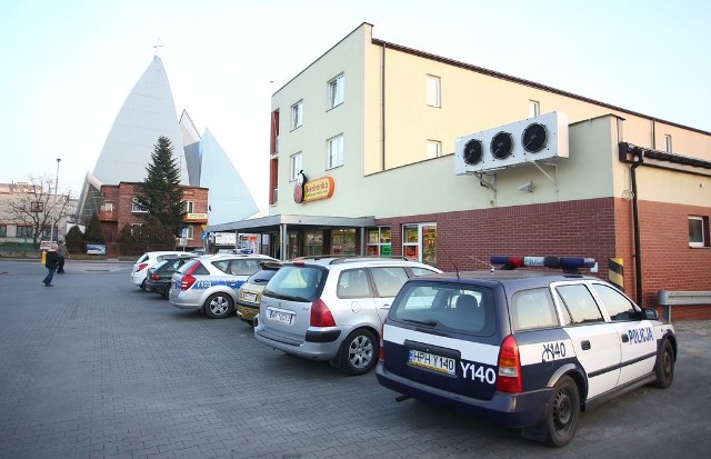 W akcji sprawdzania marketu Biedronka w Radomiu uczestniczyły specjalistyczne służby policji.