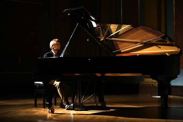 Sebastian Zawadzki podczas koncertu w toruńskim Dworze Artusa