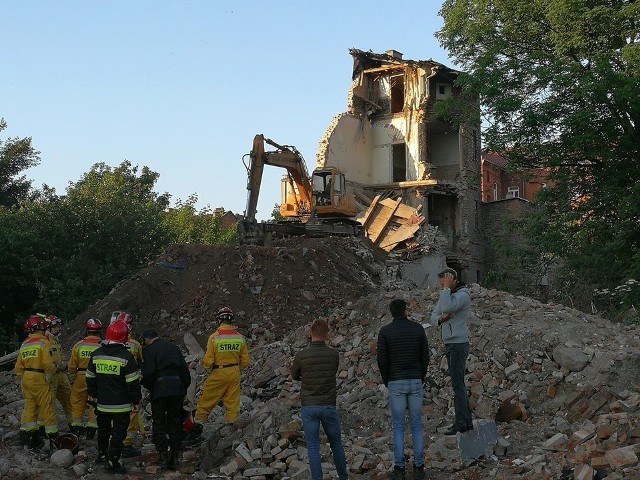 Zawaliła się ściana i strop w budynku przeznaczonym do rozbiórki przy ul. Tumskiej we Włocławku. Jest podejrzenie, że pod gruzami może znajdować się osoba. Na miejscu pojawiły się 2 zastępy straży pożarnej. Zadysponowano także grupę poszukiwawczą z Chełmży. Nadal trwa akcja poszukiwawcza. Około północy policjantów o zdarzeniu poinformowali przechodnie. Były także zgłoszenie, że w rejonach budynku kręcili się zbieracze złomu, drewna. Dlatego też w kolejnych godzinach dotarły do Włocławka grupy poszukiwawcze strażaków z Gdańska i Warszawy, Nasz reporter jest na miejscu. Zobaczcie zdjęcia Wkrótce więcej informacji.Wideo: Info z Polski 17.05.2018