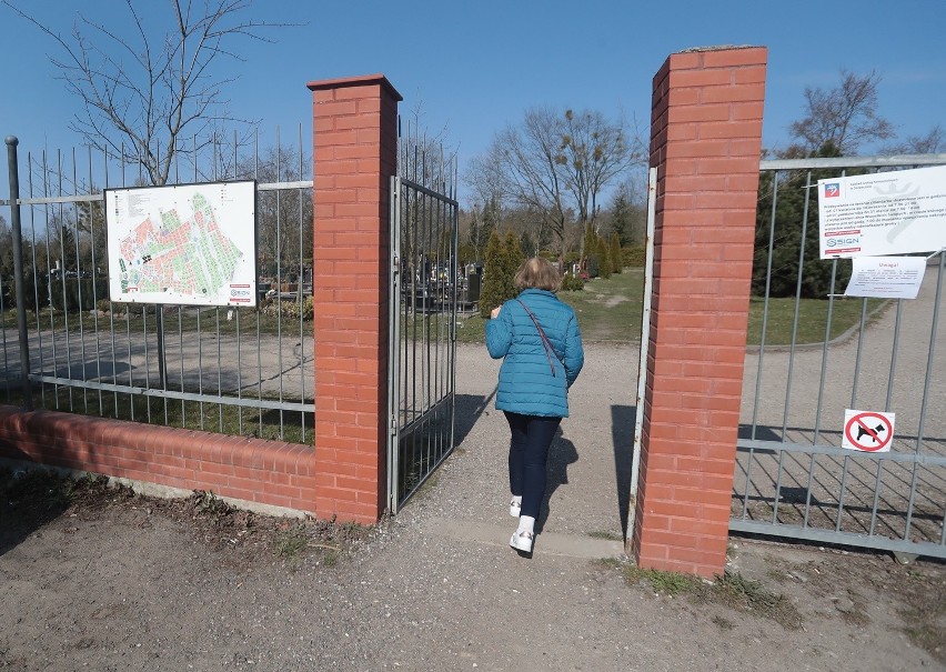 Cmentarze w Szczecinie w dobie epidemii koronawirusa. Czy są zamknięte? Czy można iść na groby bliskich? 