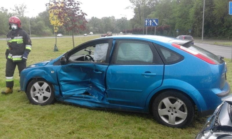 Nowy Sącz - wypadek. Zderzenie aut na ul. 1 Brygady i al. Piłsudskiego [ZDJĘCIA]