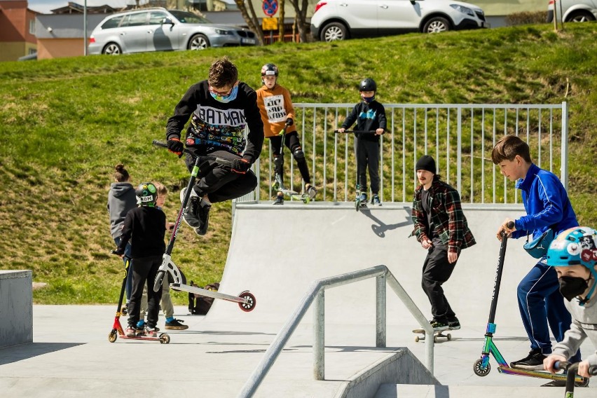 Młodzież na nowo wybudowanym skateparku w Nowym Fordonie w...