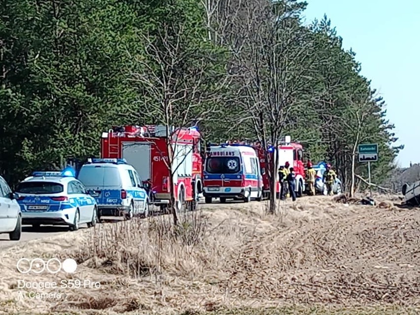 Wypadek na drodze Mońki - Koleśniki. Opel dachował i uderzył w drzewo. Pasażerka trafiła do szpitala [ZDJĘCIA]