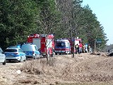Wypadek na drodze Mońki - Koleśniki. Opel dachował i uderzył w drzewo. Pasażerka trafiła do szpitala [ZDJĘCIA]