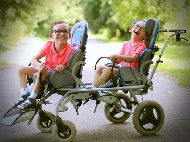 Chłopcy pomimo swojej choroby i ciężkiej niepełnosprawności są bardzo pogodnymi dziećmi